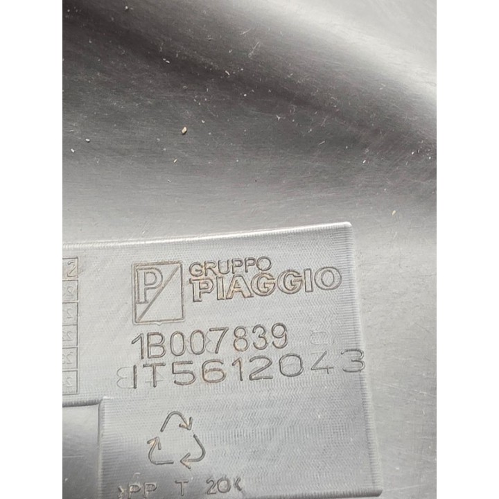 Piaggio Vespa Primavera 50 4T Fi (21) SCHOWEK POD SIEDZENIE