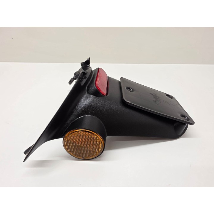 Piaggio Vespa Primavera 50 4T Fi (21) UCHWYT TABLICY MOCOWANIE TYŁ OGON