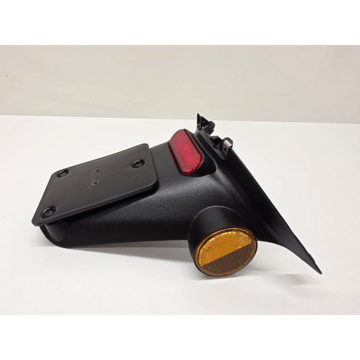 Piaggio Vespa Primavera 50 4T Fi (21) UCHWYT TABLICY MOCOWANIE TYŁ OGON
