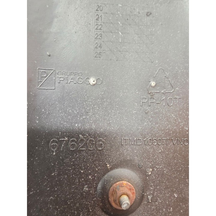 Piaggio Vespa Primavera 50 4T Fi (21) UCHWYT TABLICY MOCOWANIE TYŁ OGON