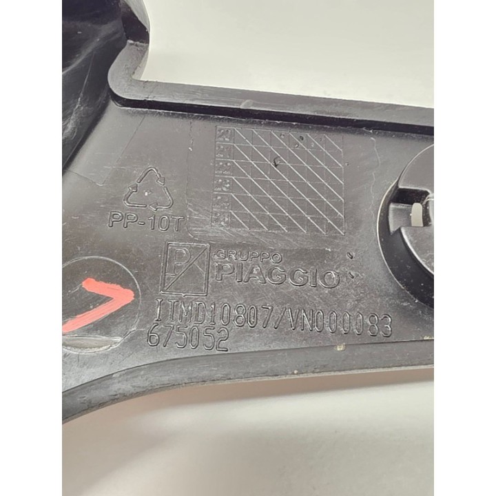 Piaggio Vespa Primavera 50 4T Fi (21) PODNÓŻEK PASAŻERA LEWY OSŁONA